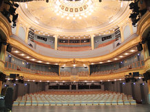 Revolving stage with integrated stage lift in a theatre